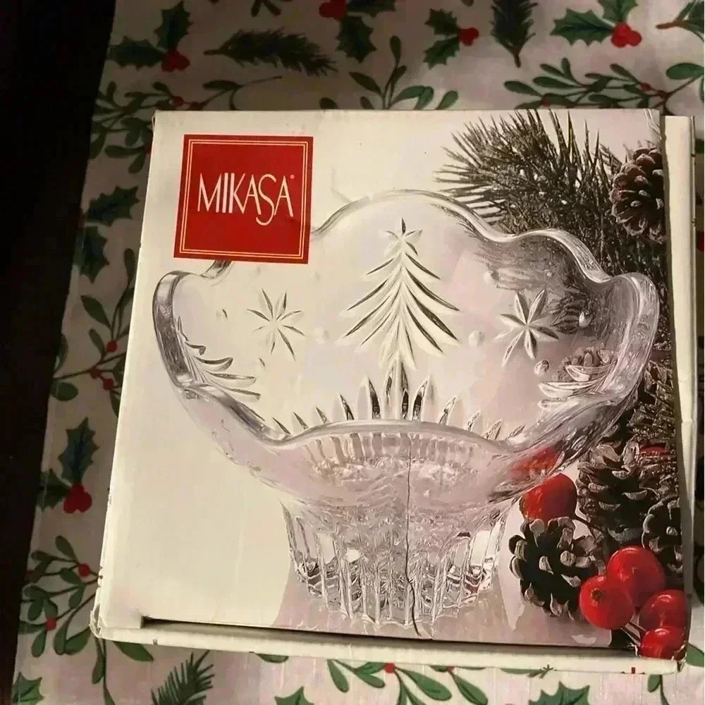 Mikasa Christmas Night Footed Bowl 6 inches. Glass preowned no damage - Picture 2 of 7
